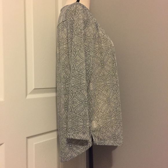 H&M Geometric Print 3-Button Split V-neck Blouse - Picture 3 of 6